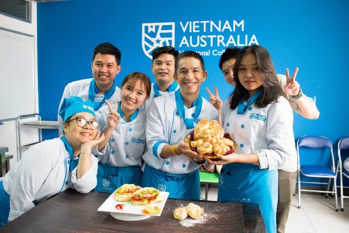 Học làm bánh ở TPHCM – Quản lý khách sạn Việt Úc